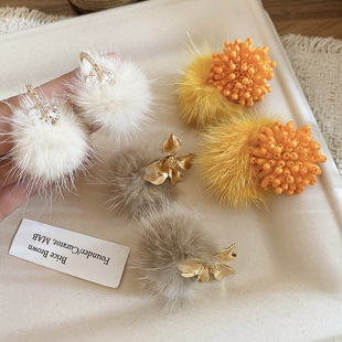 新款 花朵毛球吊坠耳钉秋冬高级感气质耳环轻奢小众通勤百搭耳饰女