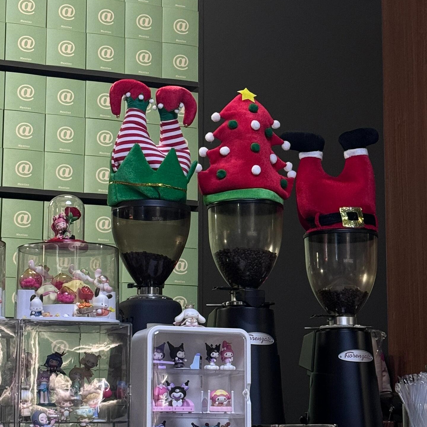 咖啡店磨豆机圣诞装饰帽子店铺吧台圣诞节氛围感拍照场景布置