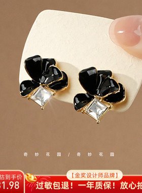 奇妙花园 赫本风黑色小香耳钉高级气质冷淡精致复古花瓣耳饰A831