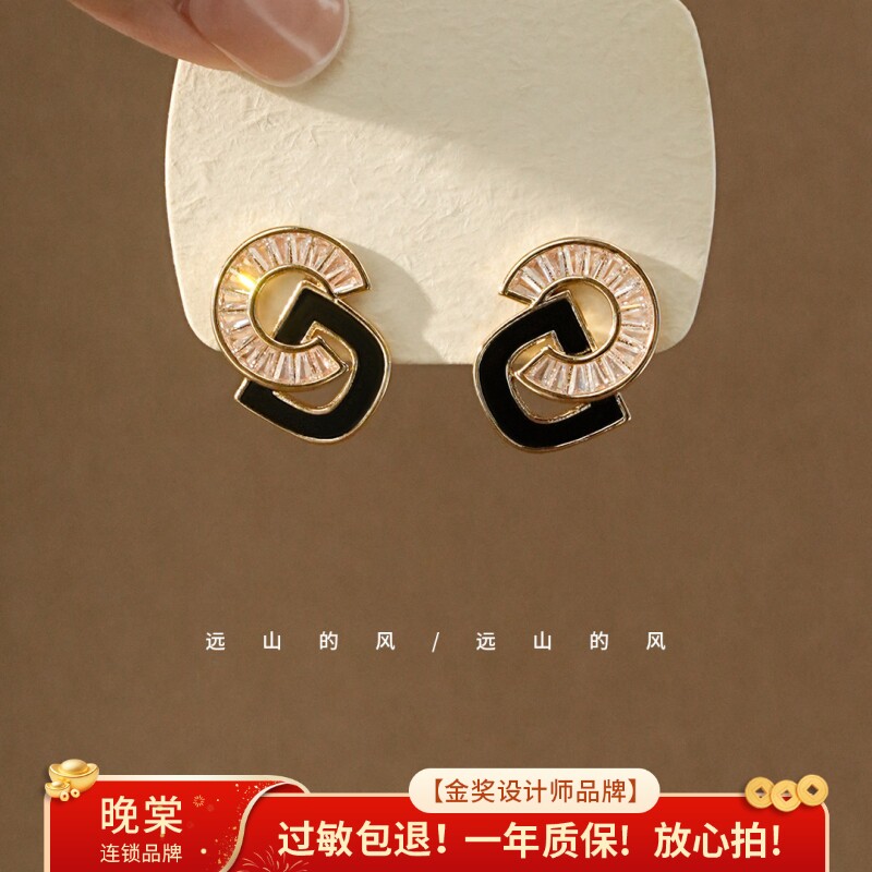 远山的风 微镶锆石字母耳钉通勤高级感中古风小香风轻奢耳饰A0996