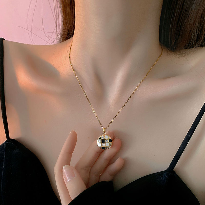 高级感棋盘格项链轻奢女小众网红2022年新款锁骨链简约气质配饰