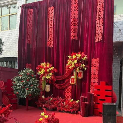 婚庆金丝绒红色布幔背景布置农家小院挑高复古中式婚礼庭院风舞台
