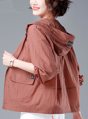 2025夏季时尚妈妈装防晒衣女大码防紫外线透百搭休闲连帽百搭