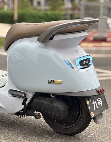 九号尾灯q系阿斯顿字体发光带转向灯q80c/85c qzAPP可调小q后尾灯