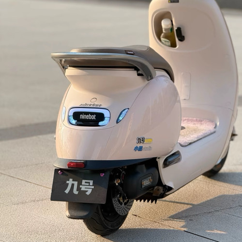 九号尾灯q系阿斯顿字体发光带转向灯q80c/85c qzAPP可调小q后尾灯