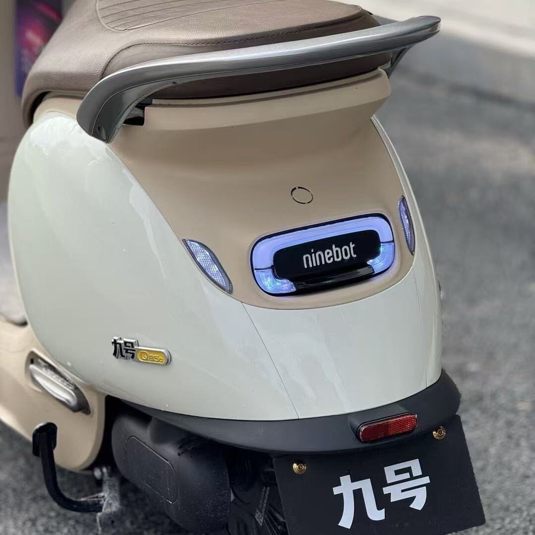 九号尾灯q系列小q波斯顿6.0字体发光q30c带转向灯q80c q85c qzmix图片