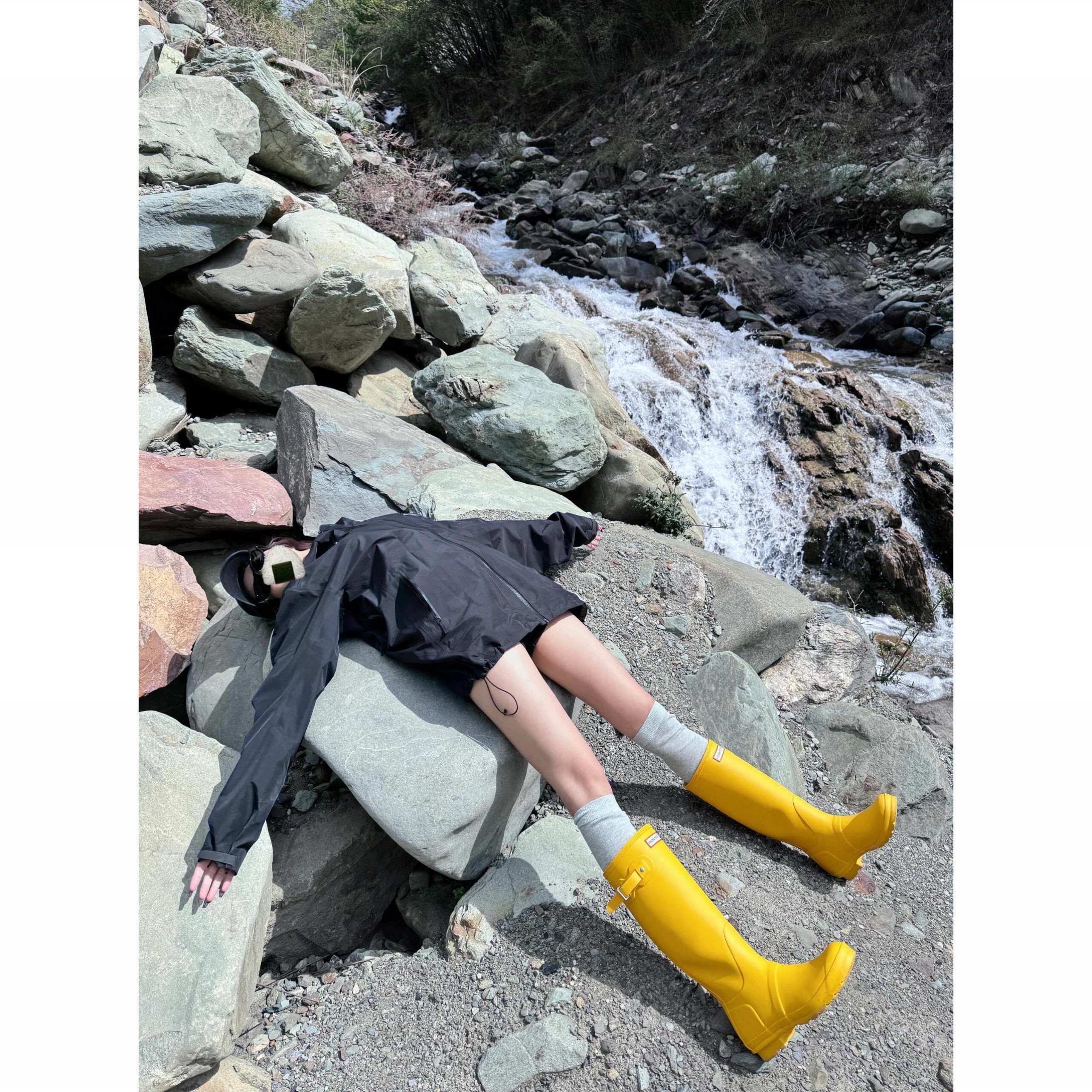 黄色长筒户外登山靴春夏女士高颜值雨靴防水防滑加绒保暖显瘦靴子