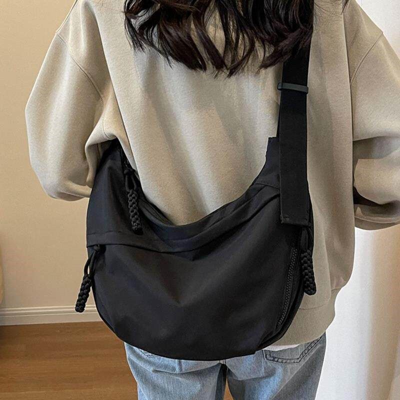 大容量帆布包包女2024新款休闲百搭通勤单肩包轻便运动斜挎水饺包