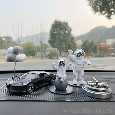 正品车内饰品件摆宇高航员高档人男车载香薰级创意网红太空汽车摆