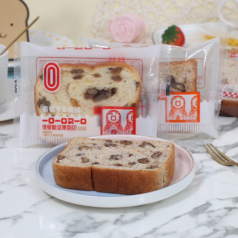 面包片一口一口又一口俄罗斯坚果列巴大核桃仁葡萄干红豆零食早餐