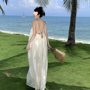 海边度假沙滩裙女宽松小众设计感大露背连衣裙西双版纳吊带夏