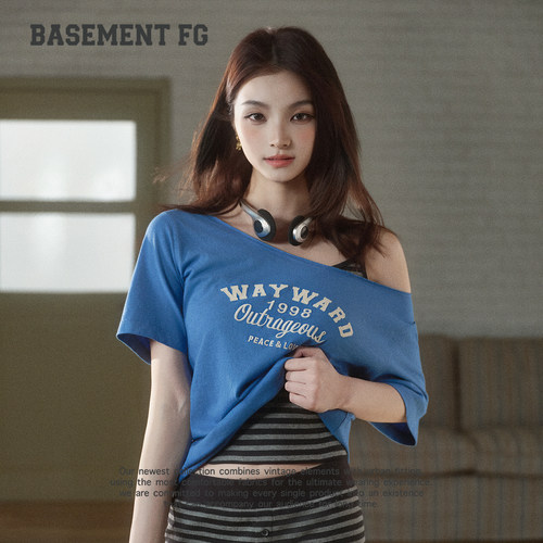 BASEMENTFG美式辣妹风字母印花斜肩短袖T恤261020209072