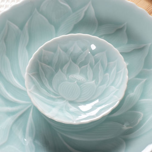 龙泉西冲青瓷莲花浮雕盘子