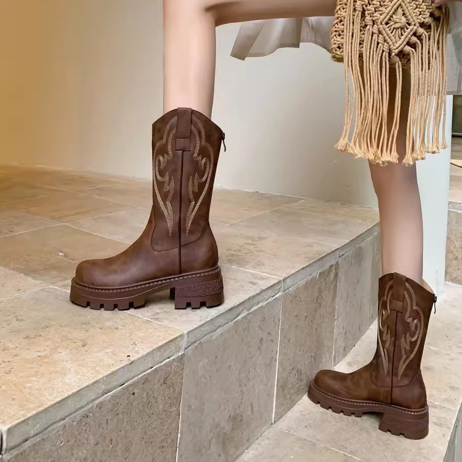 软皮复古刺绣V口中筒马丁靴女夏粗跟网红沙漠靴短靴西部牛仔靴女