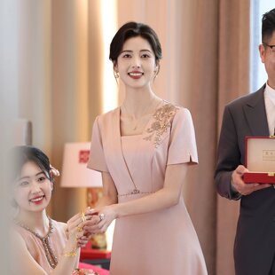 粉色妈妈婚宴礼服年轻2026新款气质喜婆婆礼服显瘦高端连衣裙