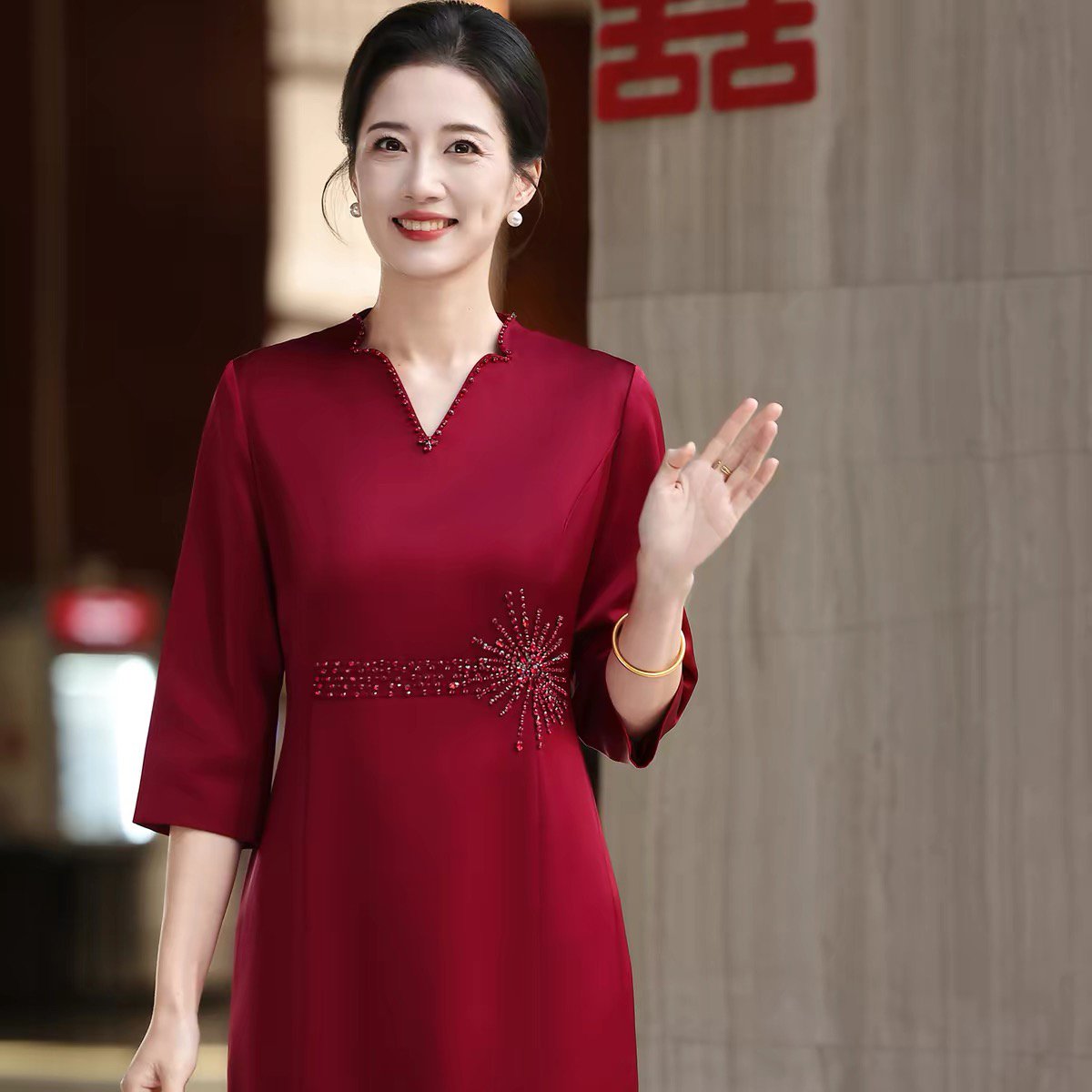 2026新款酒红色七分袖喜婆婆婚宴装妈妈礼服醋酸连衣裙高端大气女