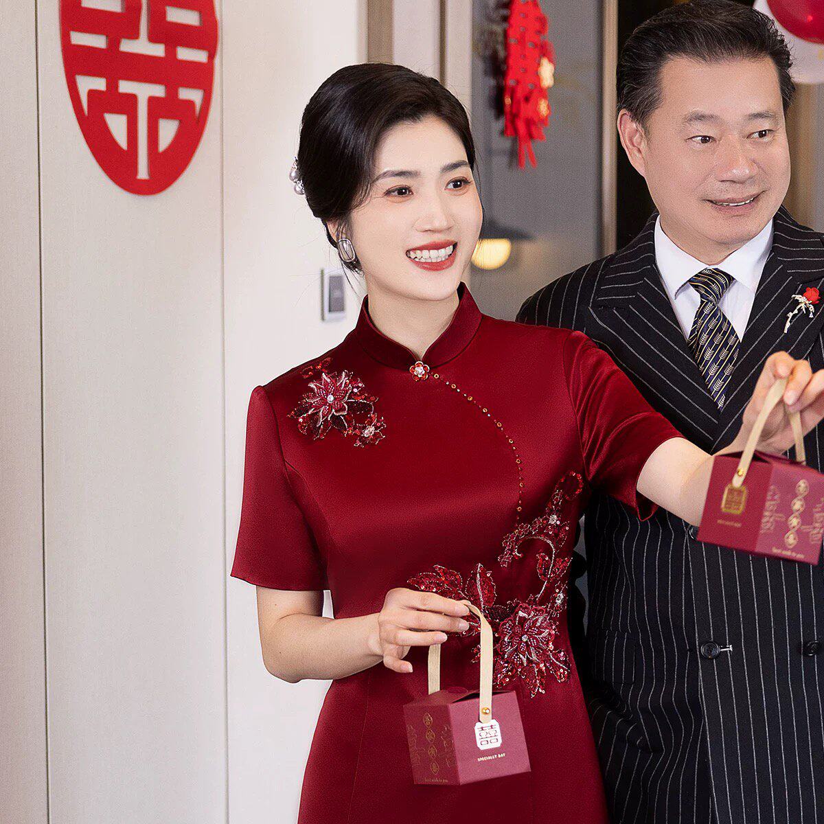 红色新中式高端轻奢喜妈妈旗袍
