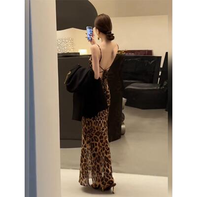 性感辣妹露背豹纹吊带连