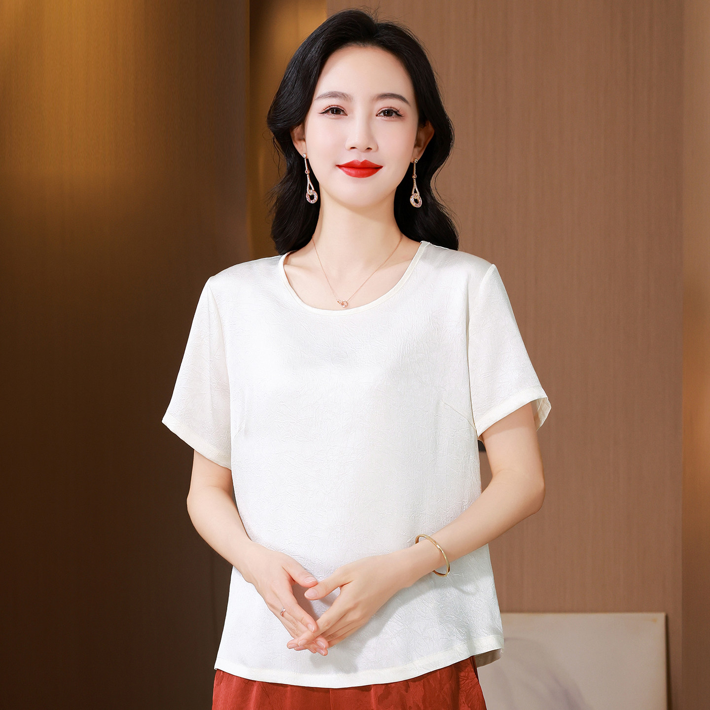 夏季薄款中老年妈妈真丝短袖休闲新款宽松舒适圆领桑蚕丝妈妈上衣
