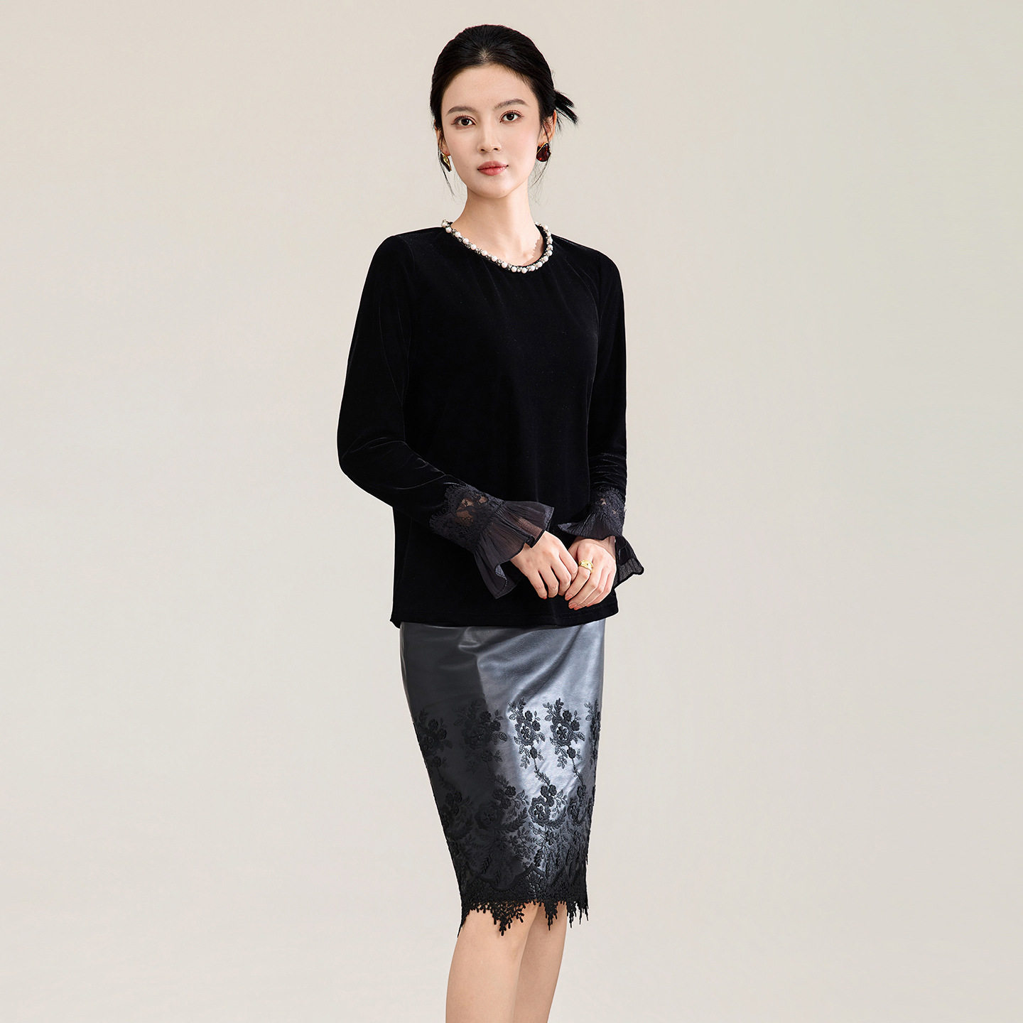 2613612-南油高货亲肤四方立绒钉珠轻奢喇叭袖打底衬衫女丝绒上衣