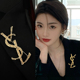 爆款 轻奢高级感别针法式 时尚 金色字母胸针女2026新款 气质西装 配饰
