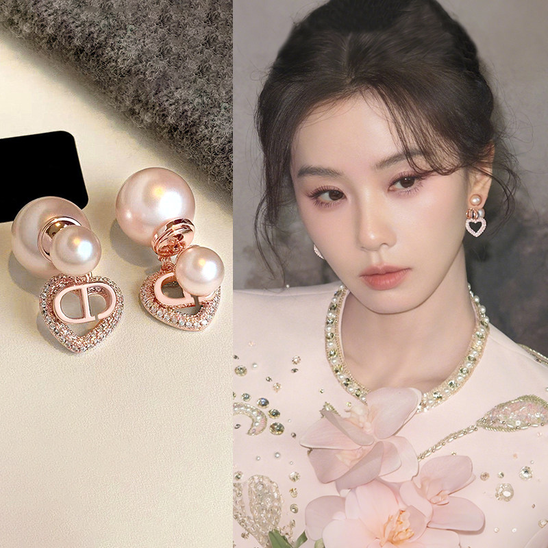 粉色爱心珍珠款耳钉女款独特漂亮字母耳环轻奢高级感秋冬耳坠耳饰