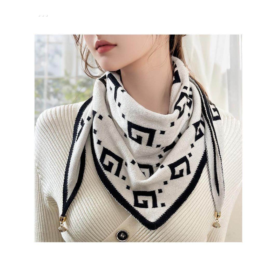 冬季爆款加厚三角巾网红热卖围巾双面双色保暖百搭针织护颈围脖女