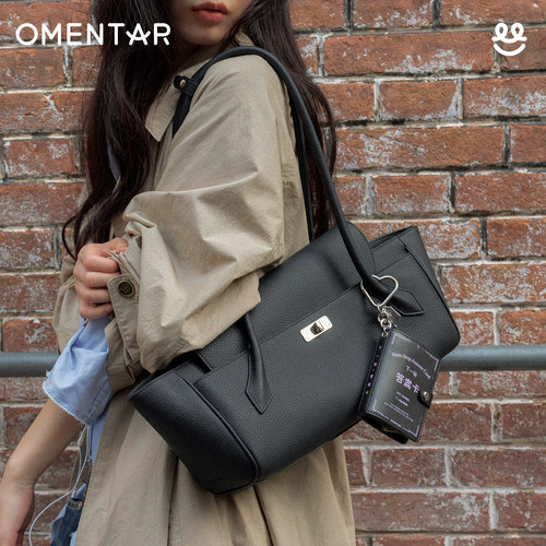 OMENTAR欧蒙特长筏法棍包女小众原创真皮腋下法棍大容量通勤包