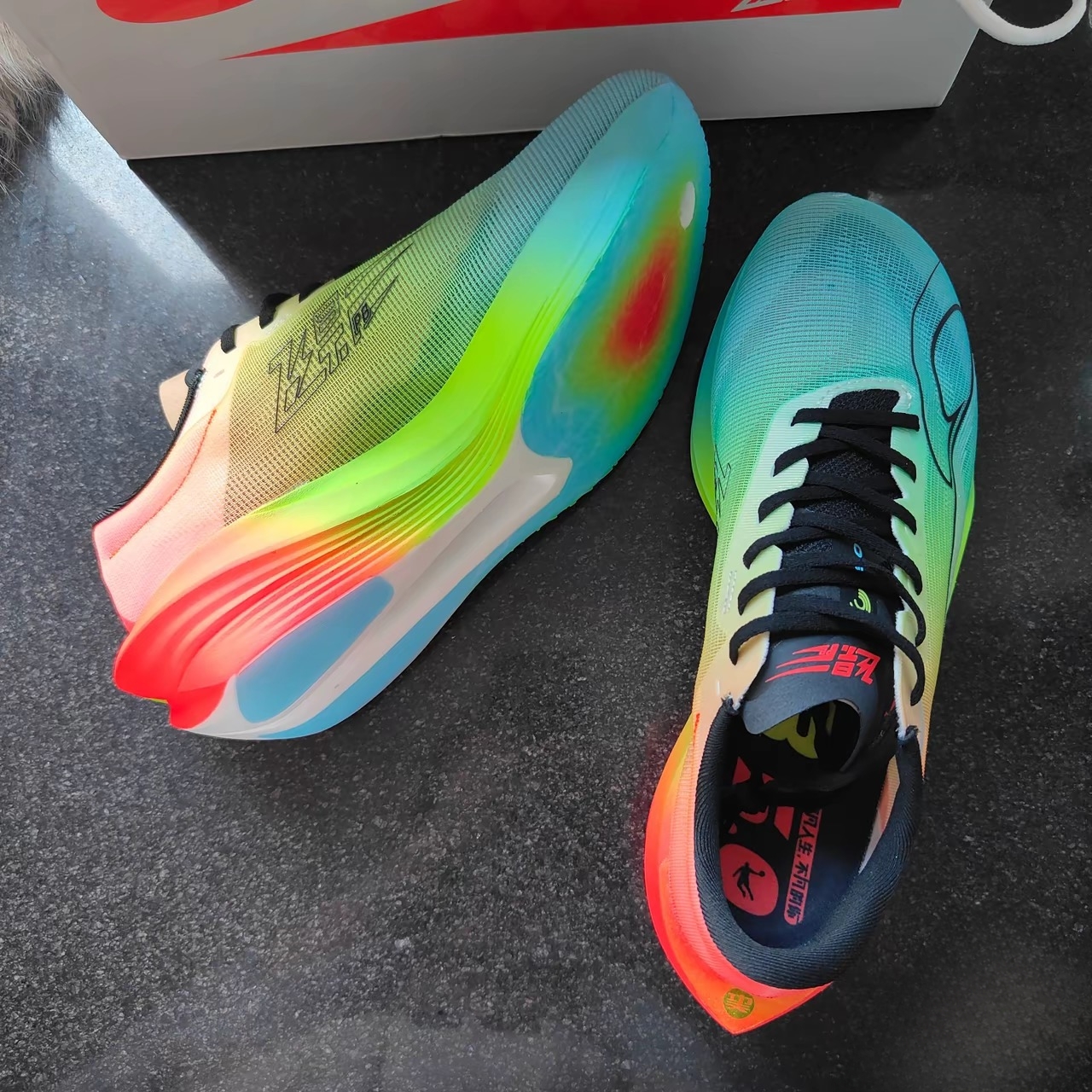 乔丹 飞影PB5.0 气象风暴 巭丝鞋面运动跑鞋  橙绿蓝 LH仓