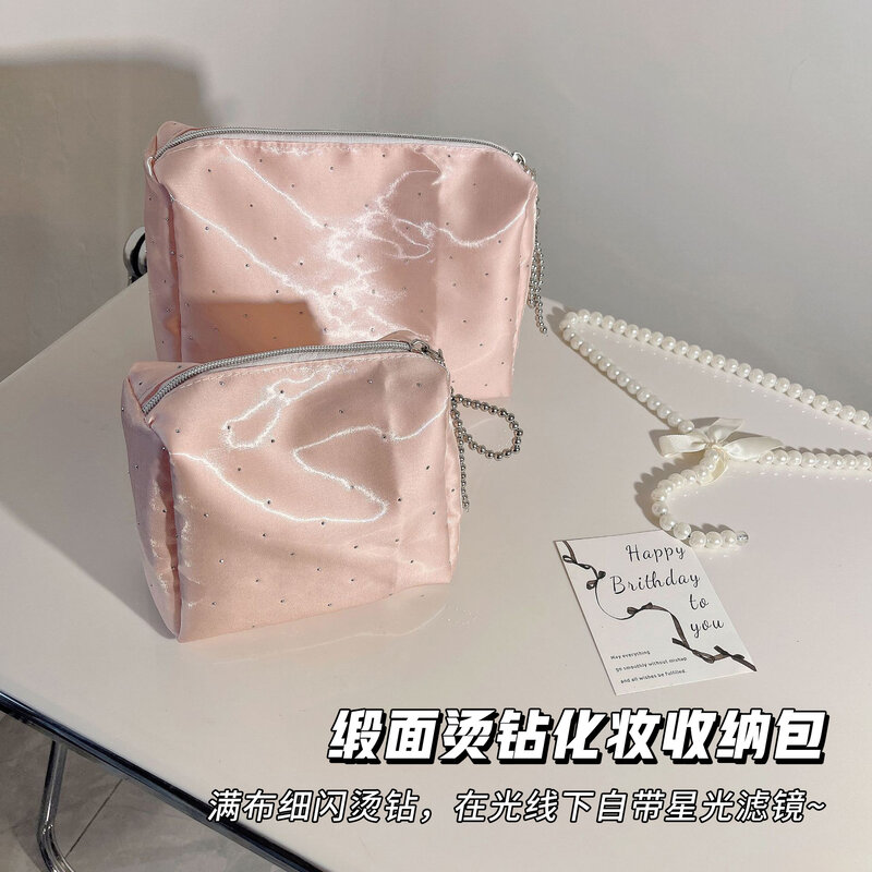 爆款化妆包便携收纳大容量质感旅行外出收纳包绸缎水钻气质手拿包