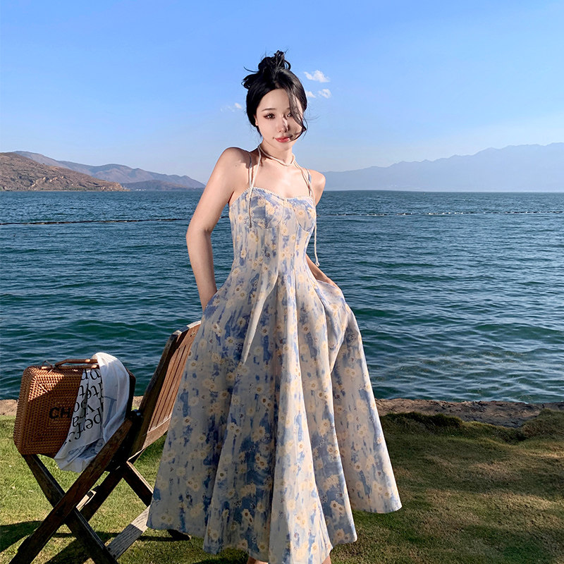 邓六六法式蓝色油画长裙沙滩裙碎花吊带连衣裙女夏仙气质感高级感