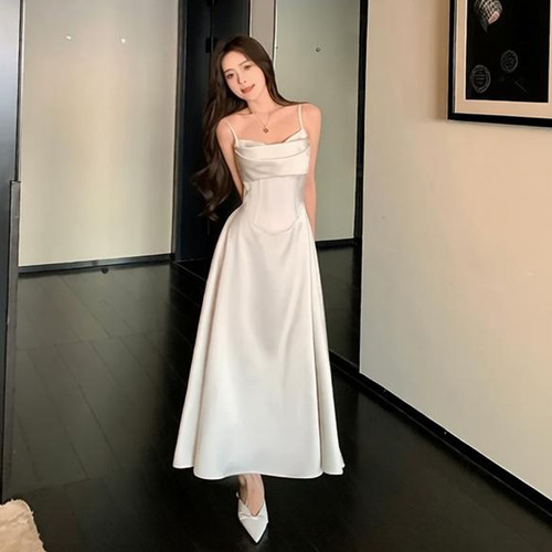 从一时刻塞壬白色吊带连衣裙女2025新缎面显瘦收腰高级感裙子