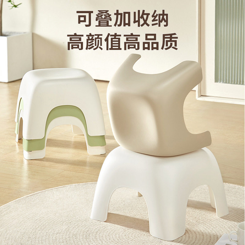 塑料小凳子家用儿童四角凳可叠放浴室防滑凳宝宝踩脚矮凳浴室场景