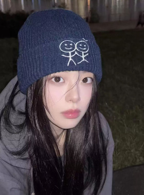 韩系火柴人刺绣护耳针织帽女秋冬