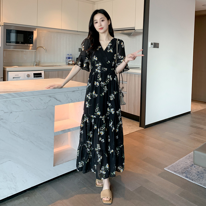 2025夏季新款宽松姐妹女装妈妈法式长裙显瘦喇叭袖度假碎花连衣裙