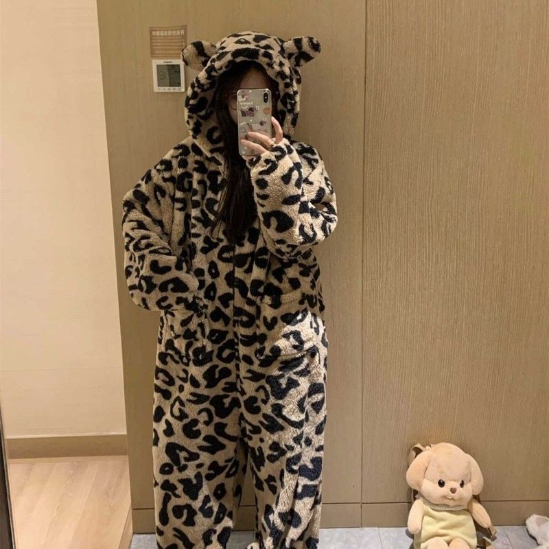 珊瑚绒连体睡衣女新款2025可爱豹纹秋冬款加绒加厚长款连帽家居服