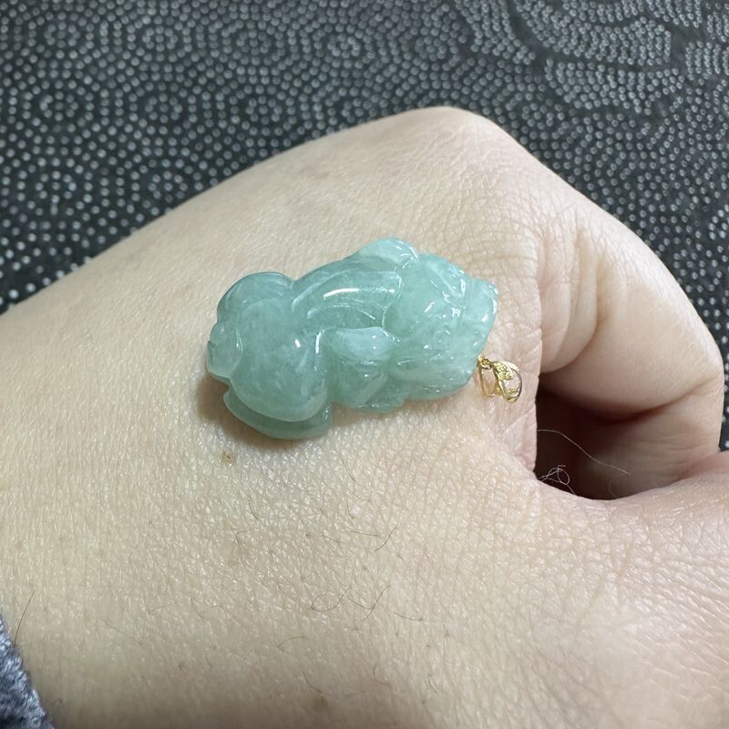 豆种小貔貅翡翠吊坠 天然缅甸A货 18K金扣头招财纳福吉祥瑞兽挂件