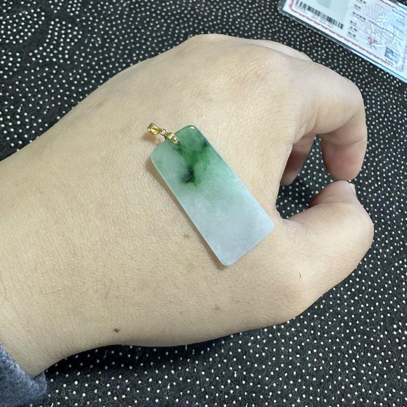 无事牌翡翠吊坠 糯冰飘花白底青