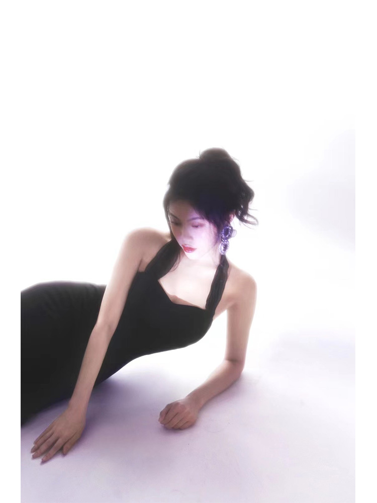 nininio戎美纱子 法式复古挂脖连衣裙女夏修身收腰性感包臀小黑裙