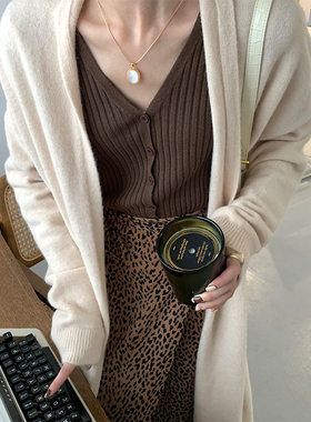 SourceWithU 欧尼衣橱里の万搭劳模 黑巧棕色坑条V领针织开衫