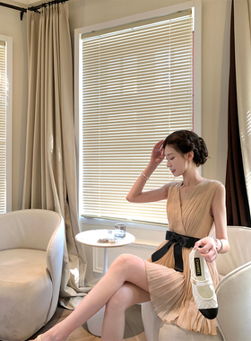 SourceWithU A市千金 2色贵气感漂亮小裙摆风琴褶连衣裙V领背心裙