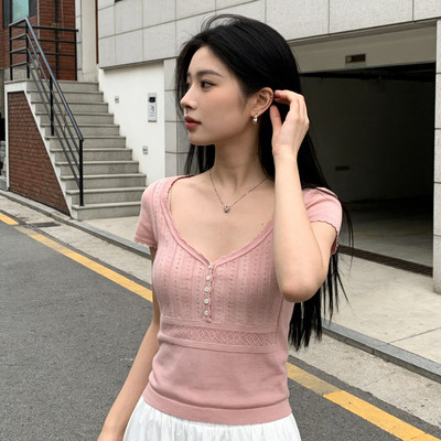 独特漂亮粉色v领纽扣设计感短袖针织衫女2026夏新款柔软舒适上衣
