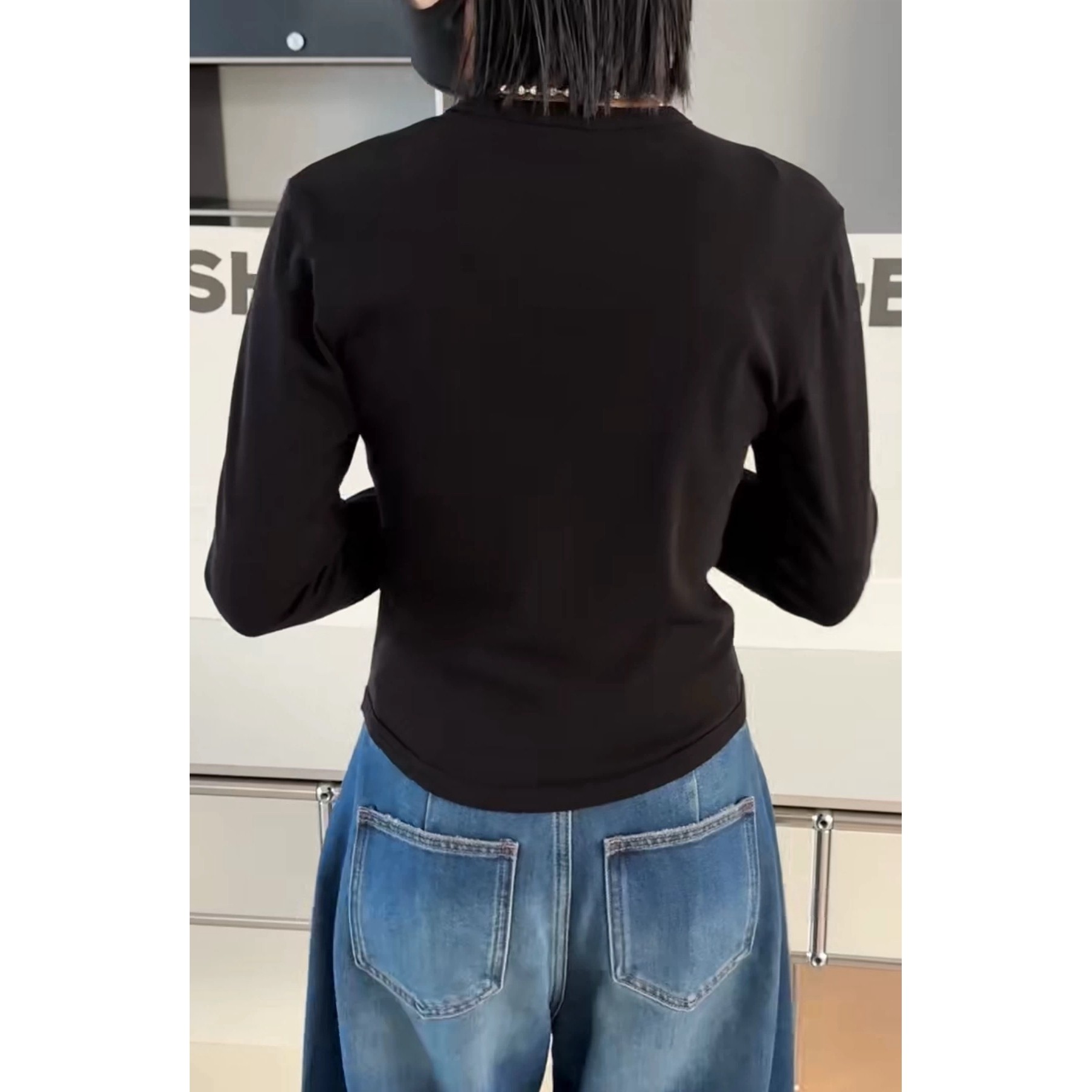 秒发诗歌兰52108-1简约潮流时尚圆领长袖短款磨毛T恤女2025冬季新