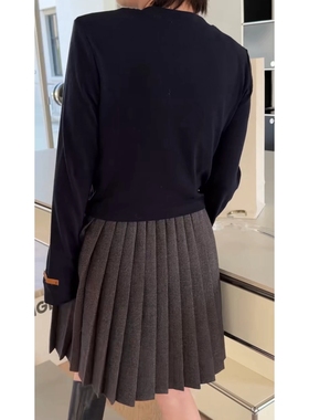 秒发诗歌兰8197简约慵懒气质垫肩长袖圆领短款皮标T恤女2025外穿