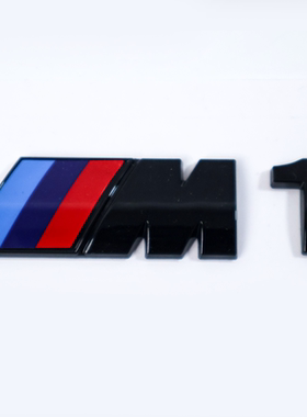 适用宝马 F80 M1 后后备箱光泽黑色比赛铭牌徽章标志运动