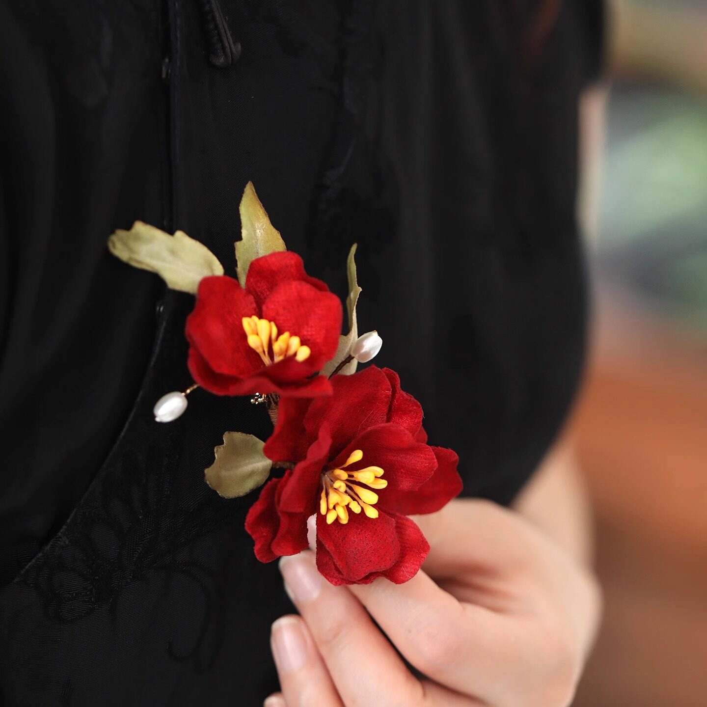 新中式国风绒布新款红色山茶花高级感胸针汉服旗袍外套配饰别针