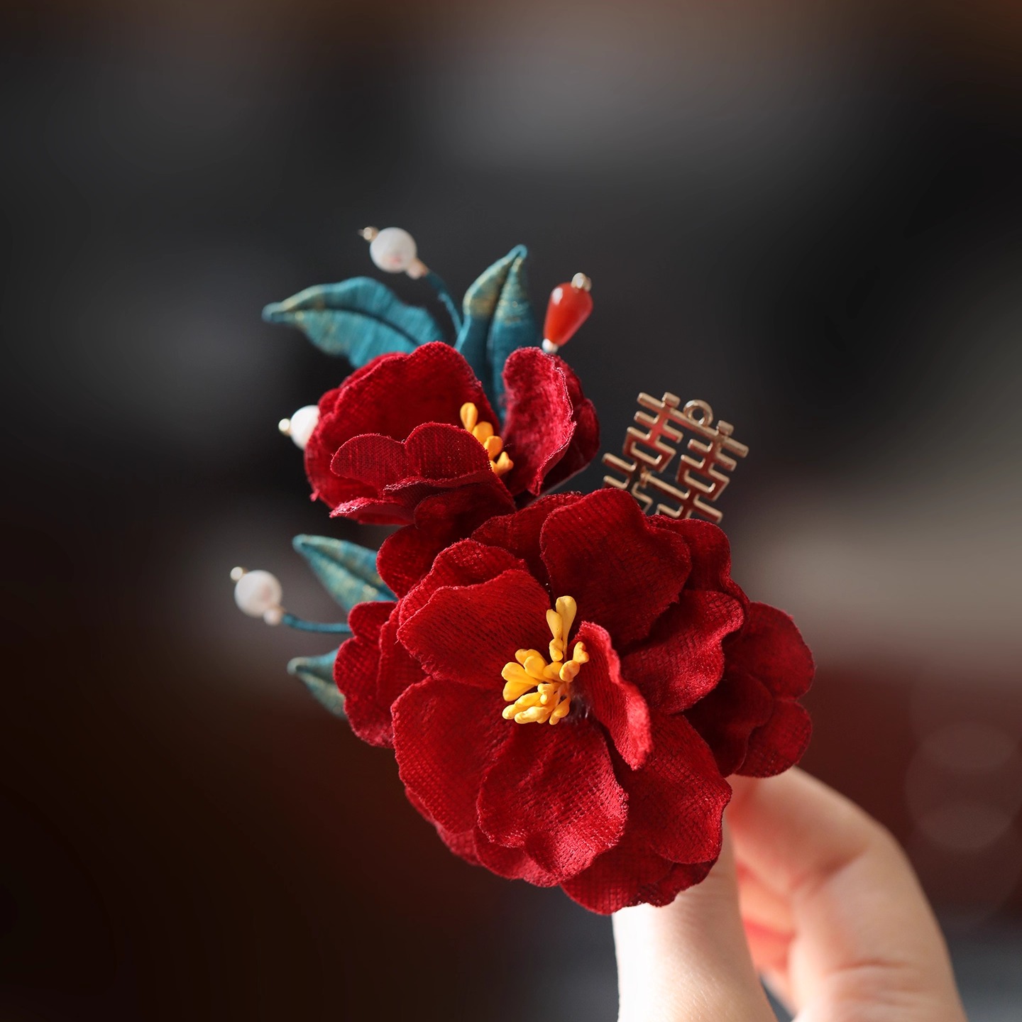 新中式布绒头饰女2025新款红色山茶花高级感边夹侧边新娘旗袍配饰