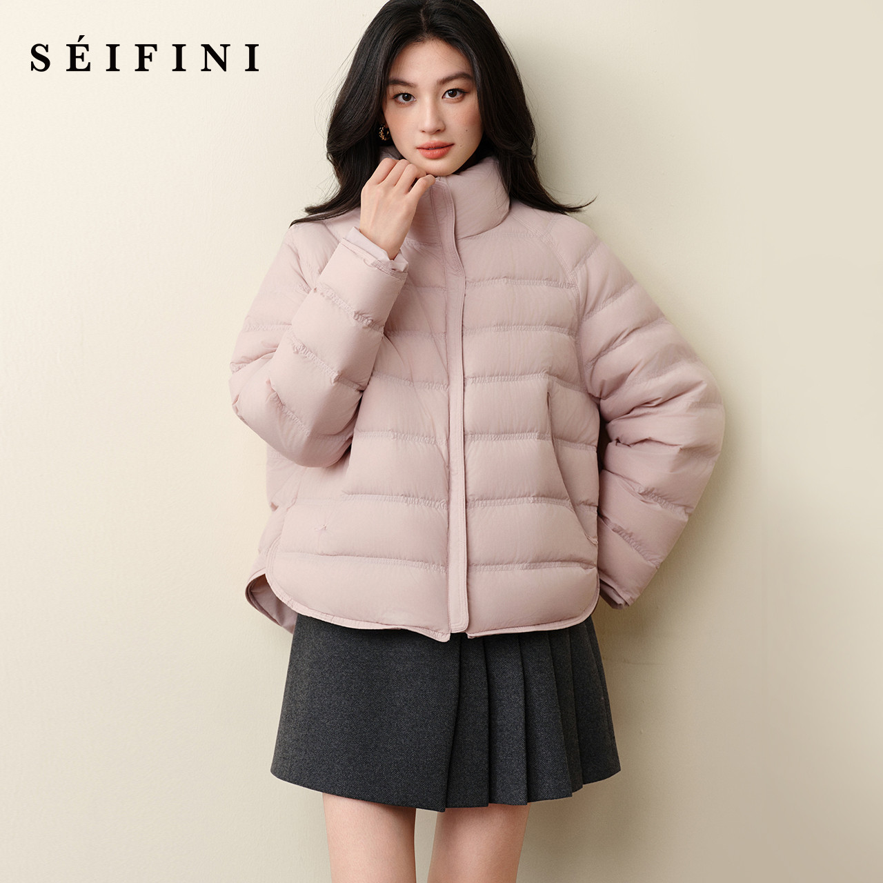 孟子义代言诗凡黎轻盈短款云朵羽绒服2025冬轻薄保暖休闲立领外套