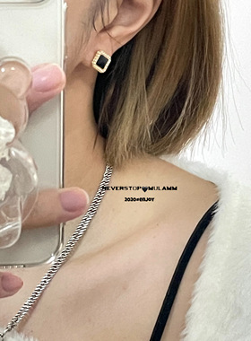 黑色气质方形镶嵌钻纯银耳钉女