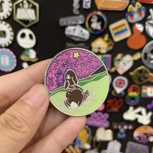 胸针女款防走光创意ins潮多彩星空兔子金属徽章个性百搭别针
